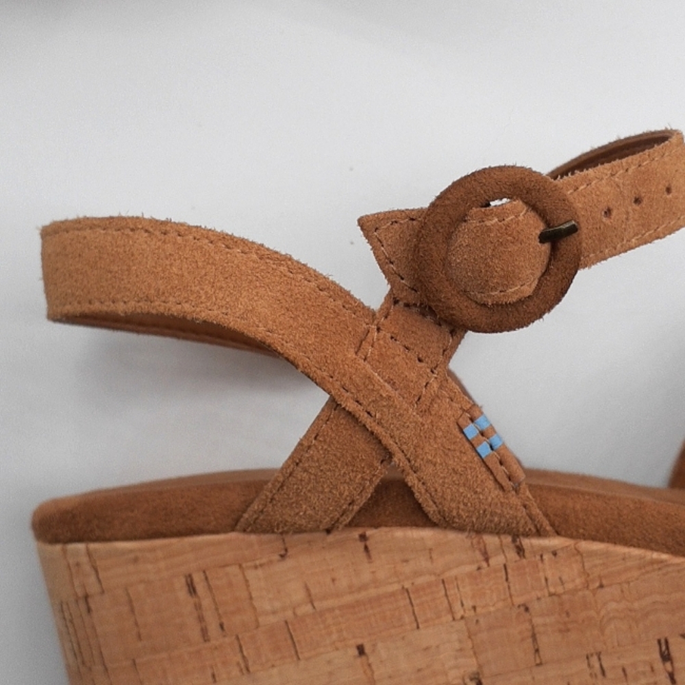 SALE! TOMS Willow Tan Suede Wedge Sandals Size 10 - Picture 4 of 9